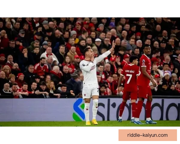 瓦拉内技术全面性备受关注，展现出出色的防守能力与控球水平